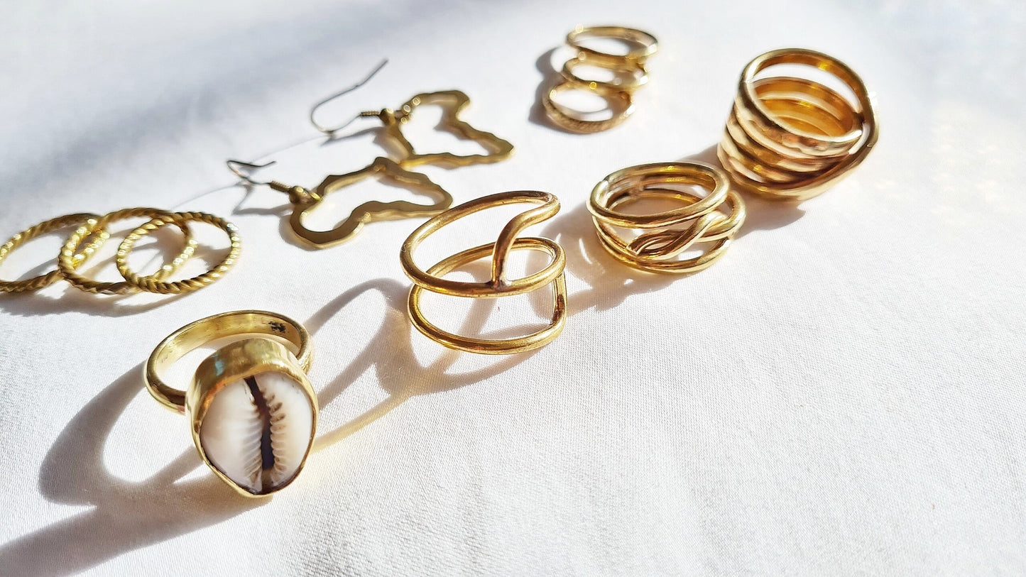 Cowrie shell ring– Brass